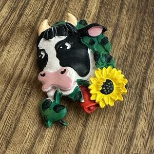 Vintage 80’s Cow Brooch with Sunflower Accent‎